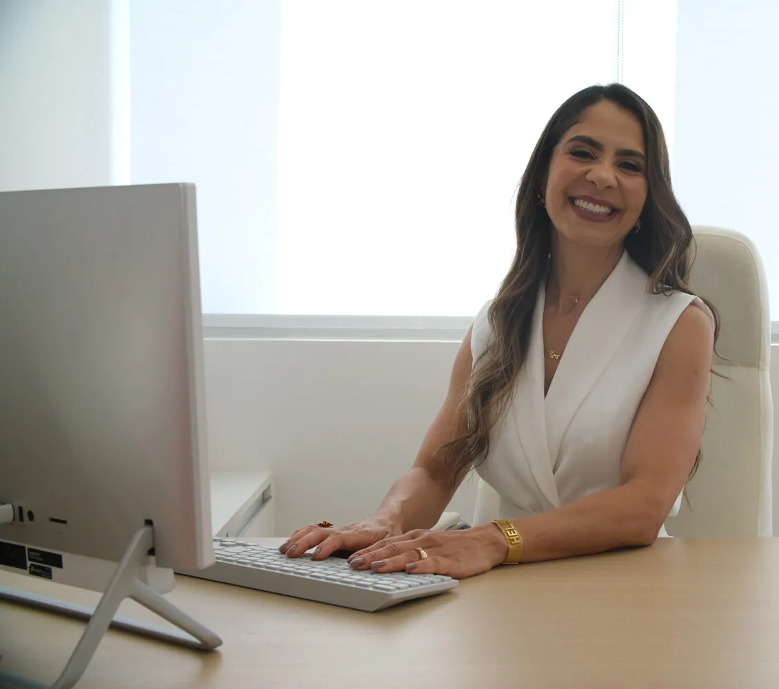 Dra. Hellen Valois sorrindo em consultório
